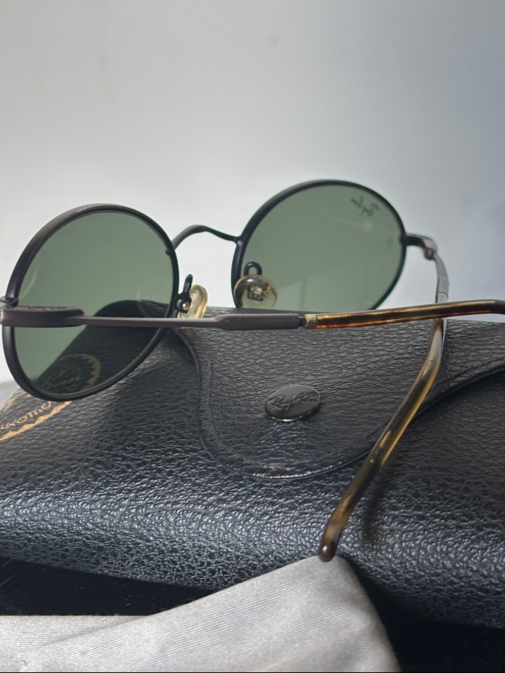 Vintage B&L Ray-Ban Black Metal Oval Sunglasses with Green Lenses - Picture 4 of 12